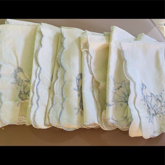 8 Vintage Linen White Napkins w/ Floral Cutouts - Picture 9 of 16